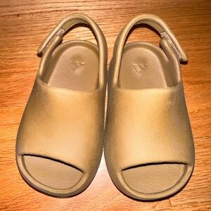 Baby’s Yeezy slides